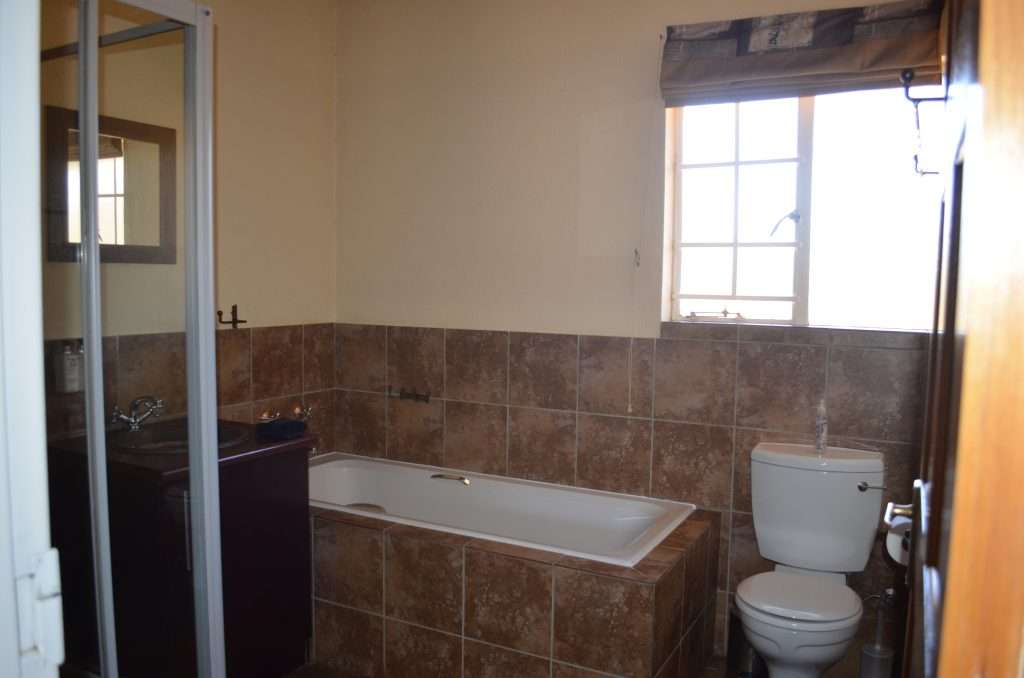 Chalets at a Game Lodge for family or romantic getaway close to Parys